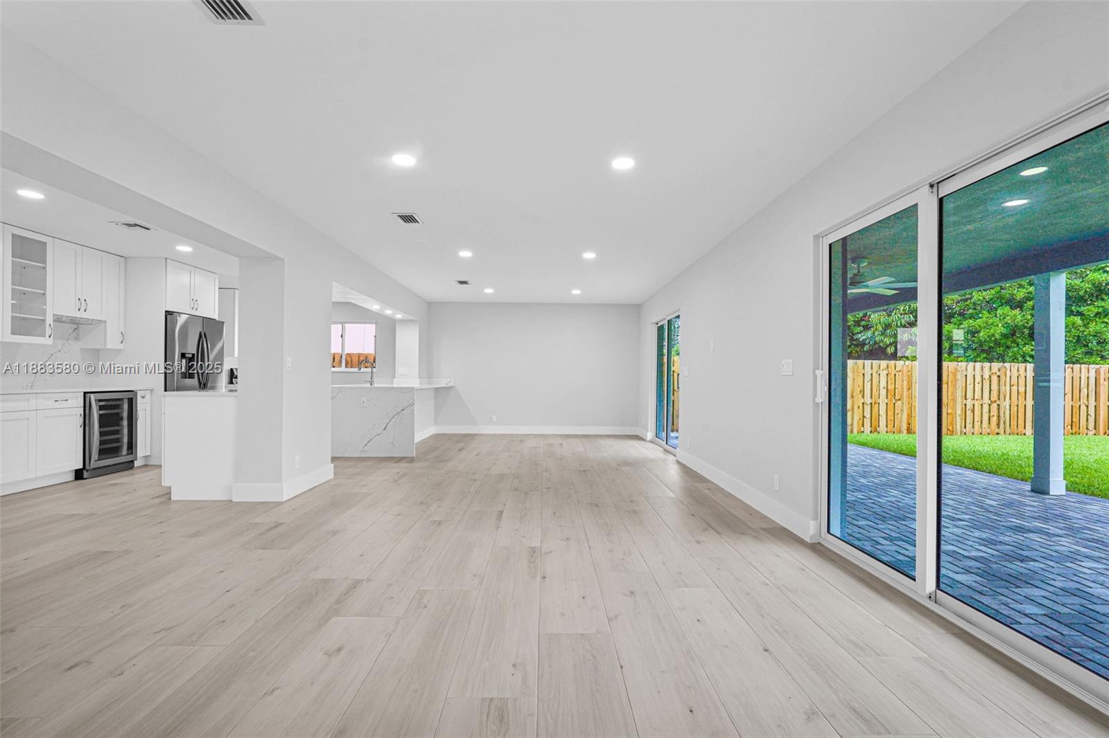 HOLLYWOOD HILLS - Residential