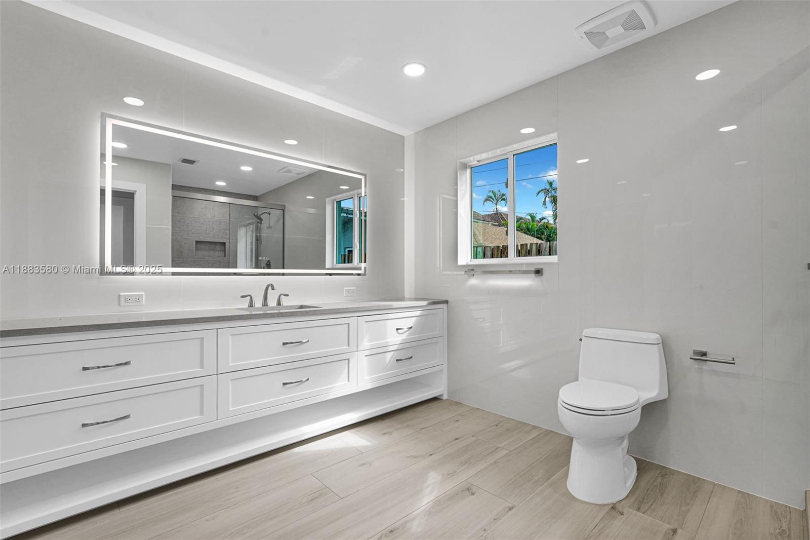 HOLLYWOOD HILLS - Residential