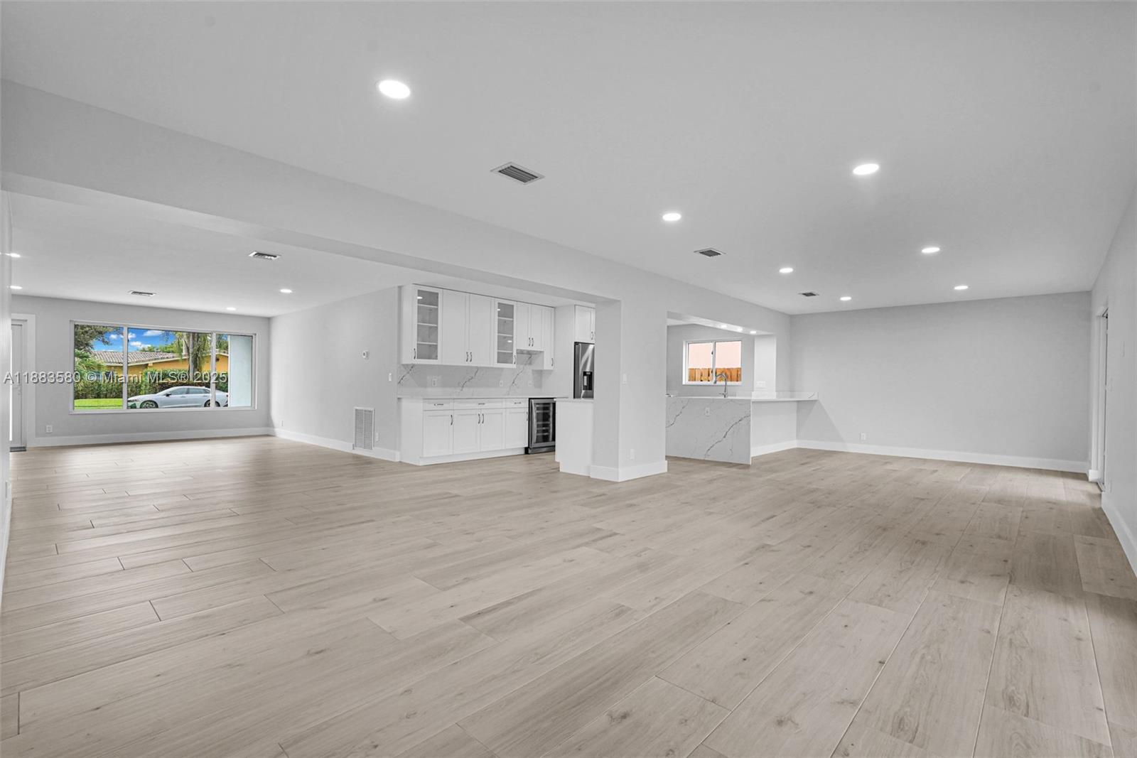 HOLLYWOOD HILLS - Residential