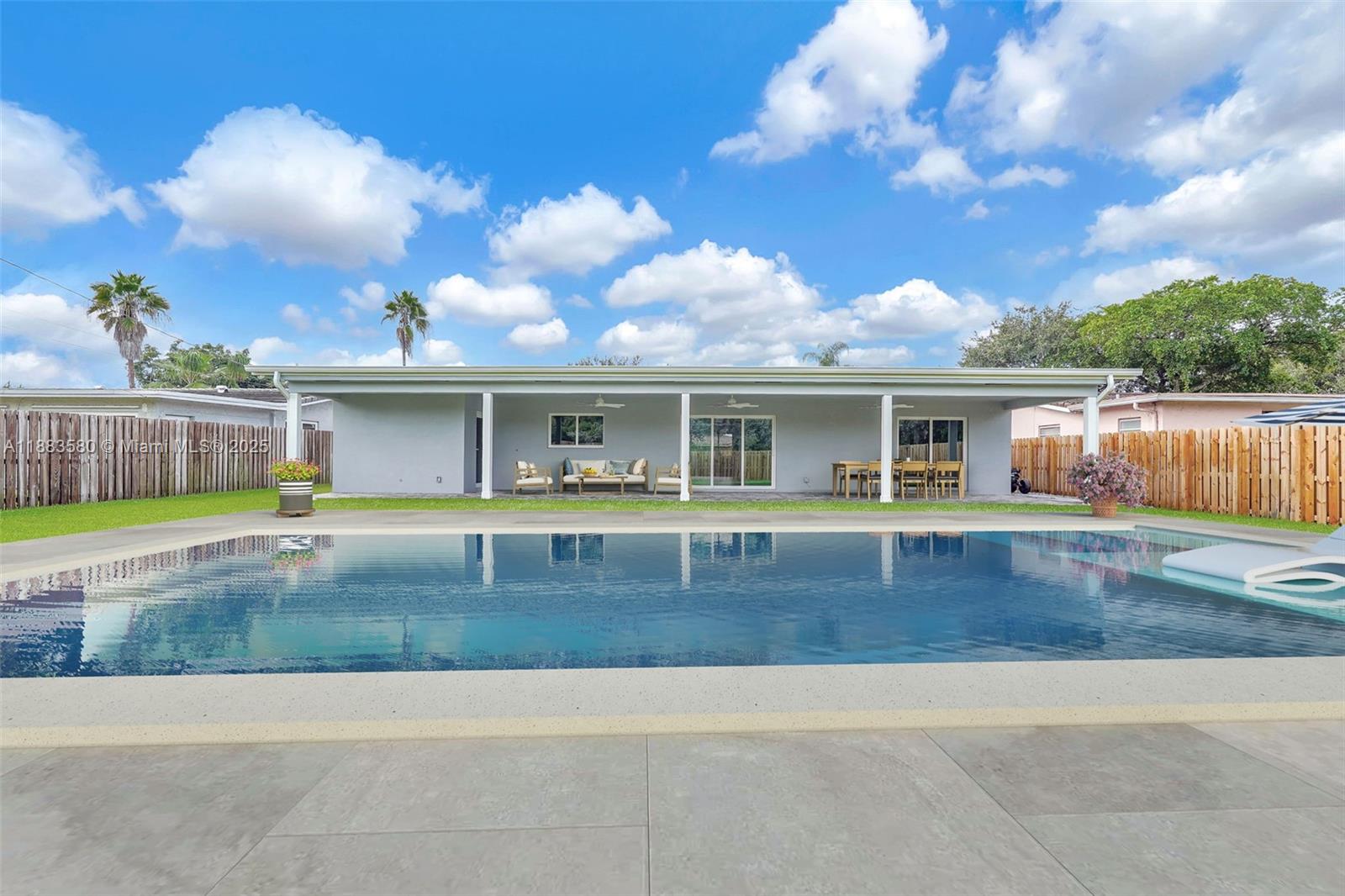 HOLLYWOOD HILLS - Residential