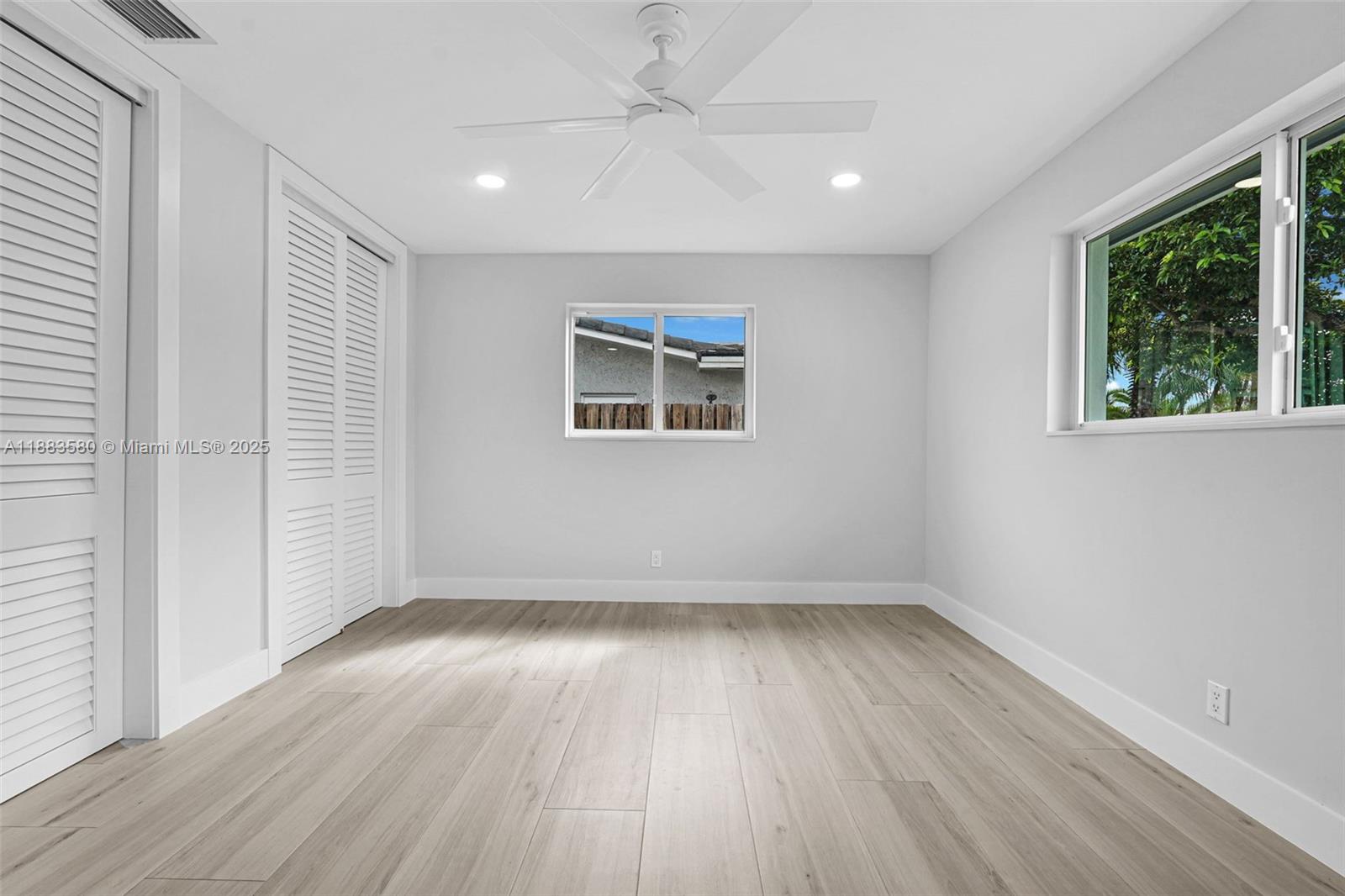 HOLLYWOOD HILLS - Residential