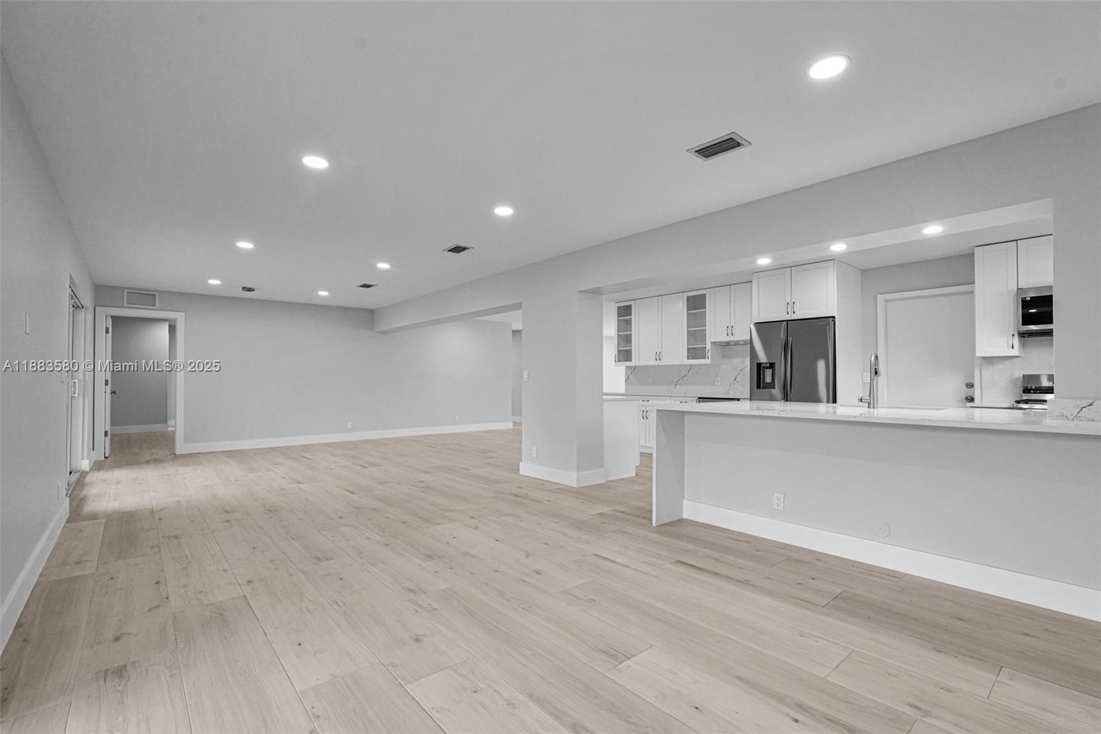 HOLLYWOOD HILLS - Residential