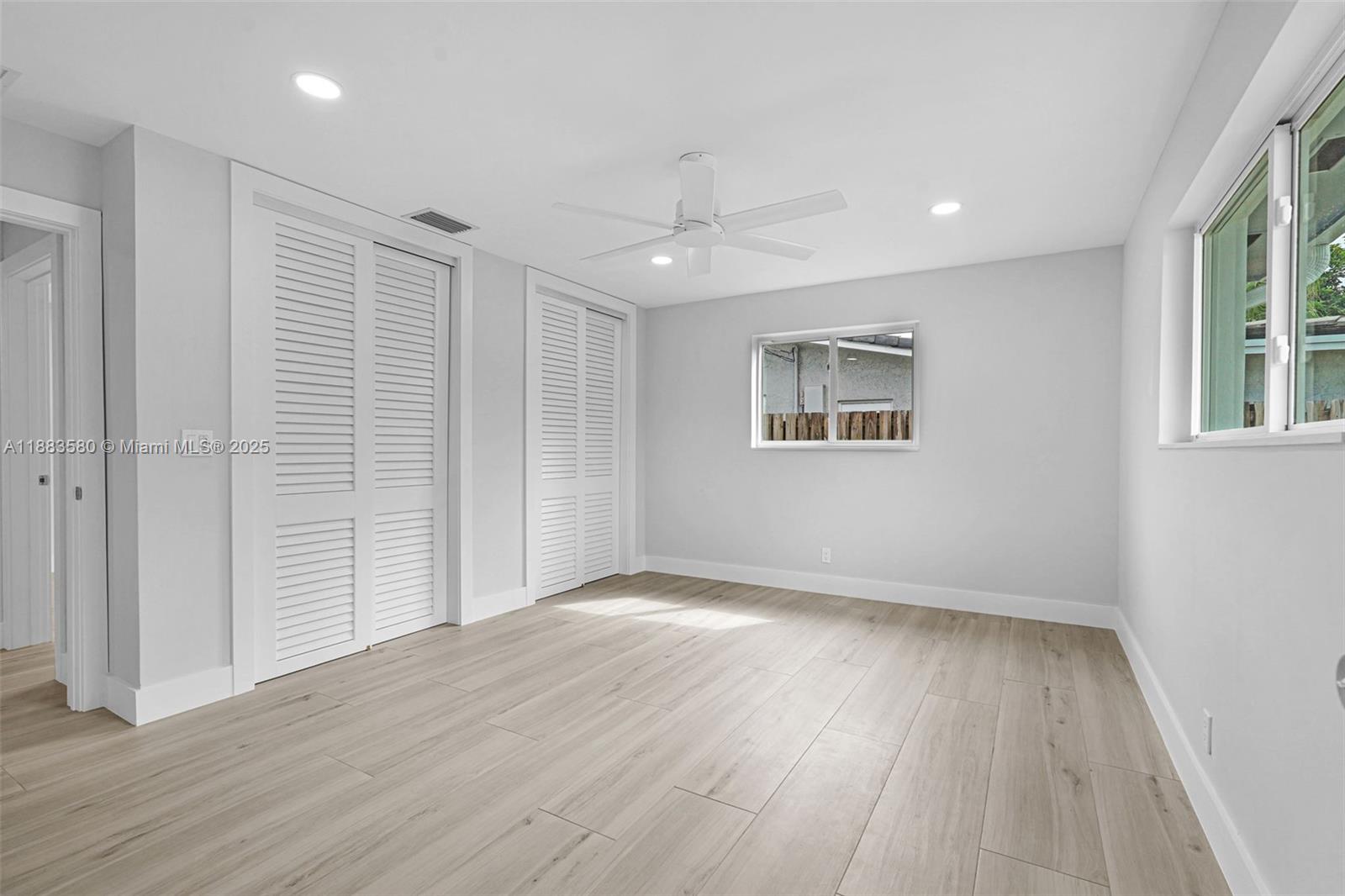 HOLLYWOOD HILLS - Residential