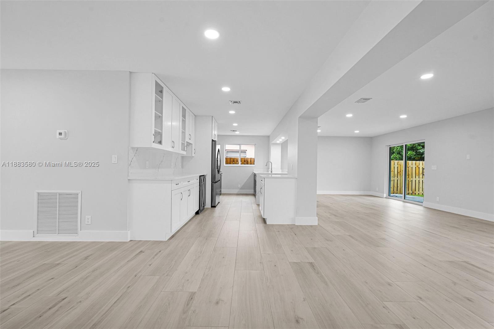 HOLLYWOOD HILLS - Residential
