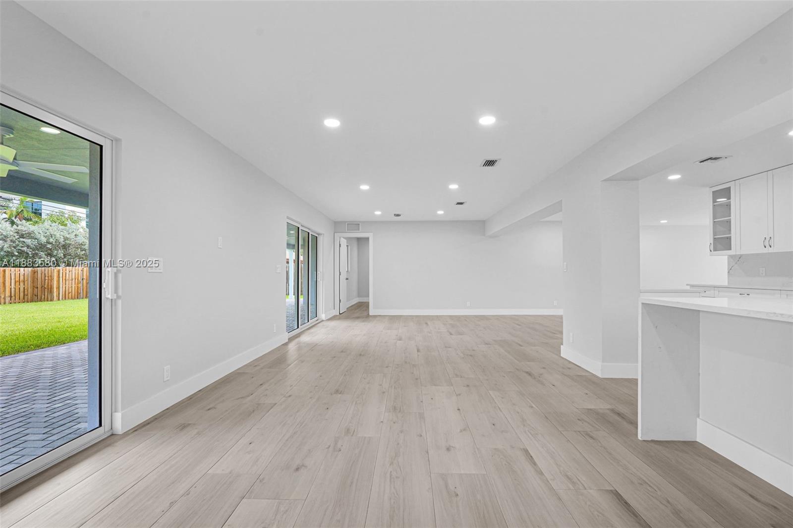 HOLLYWOOD HILLS - Residential