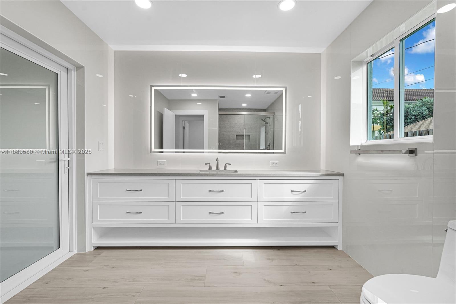 HOLLYWOOD HILLS - Residential