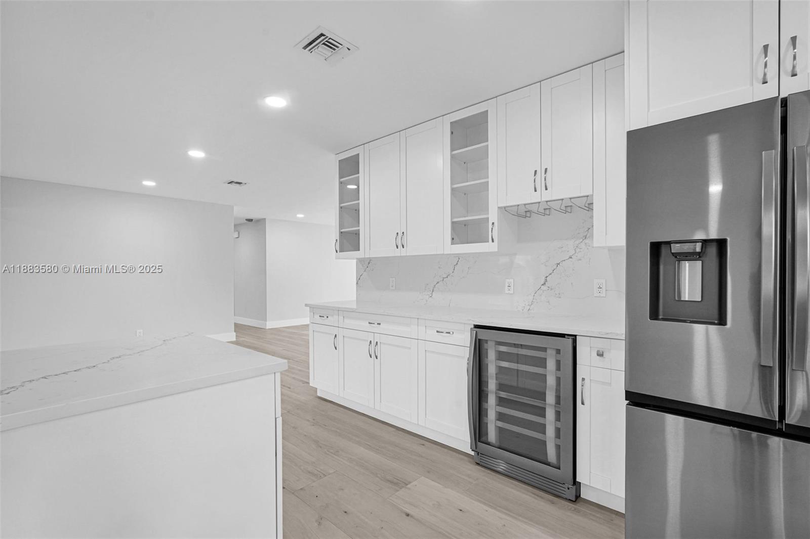 HOLLYWOOD HILLS - Residential