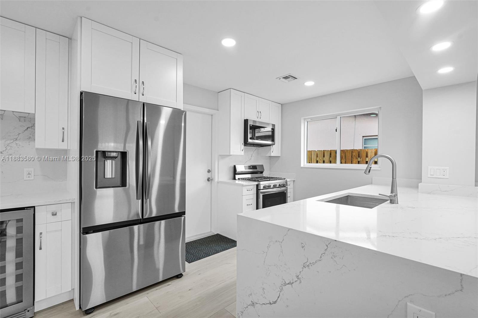 HOLLYWOOD HILLS - Residential