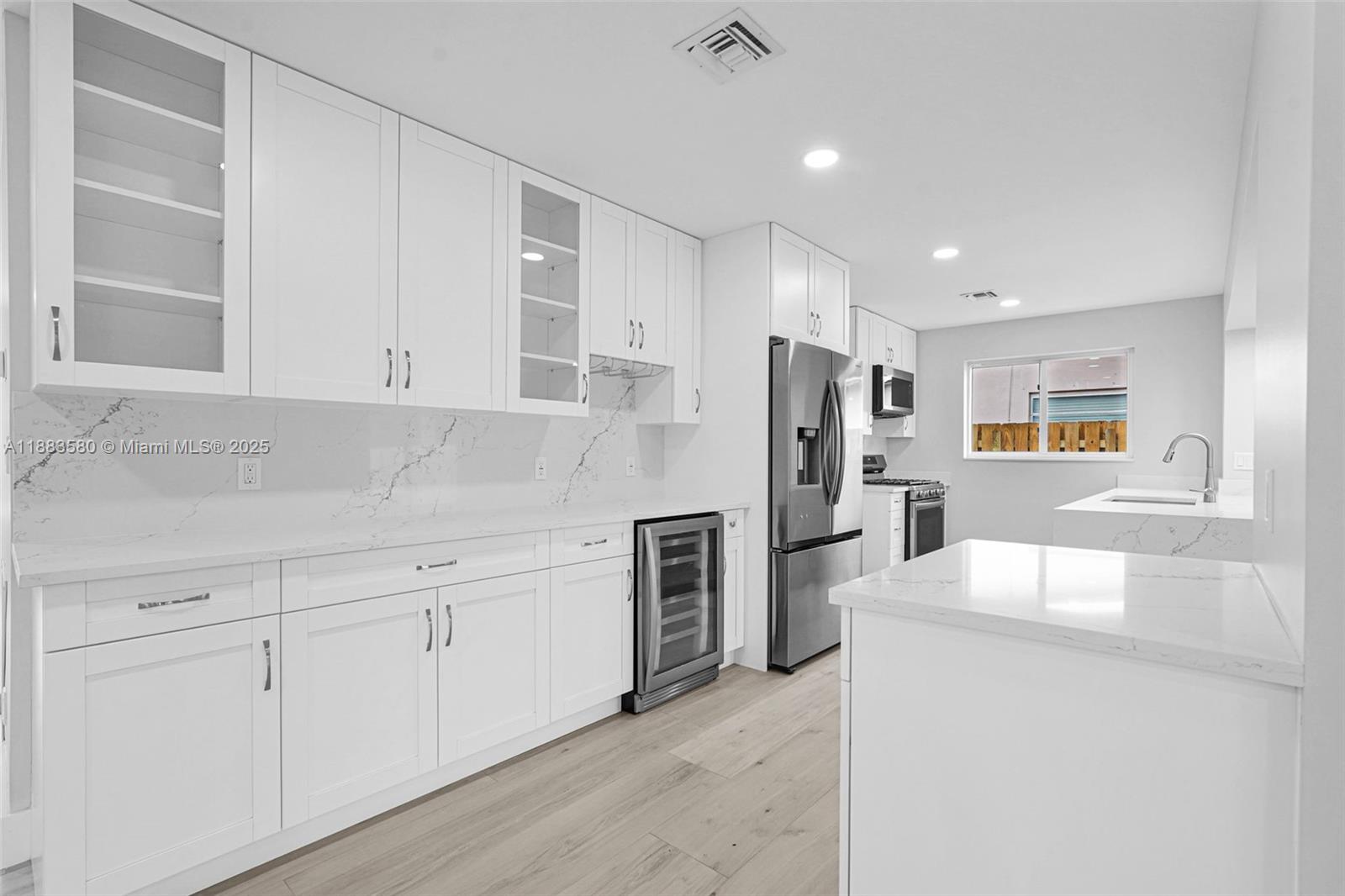 HOLLYWOOD HILLS - Residential
