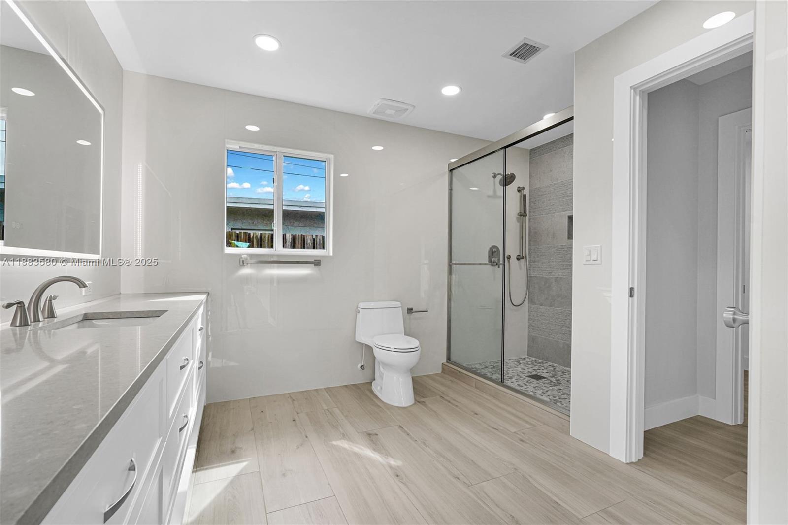 HOLLYWOOD HILLS - Residential