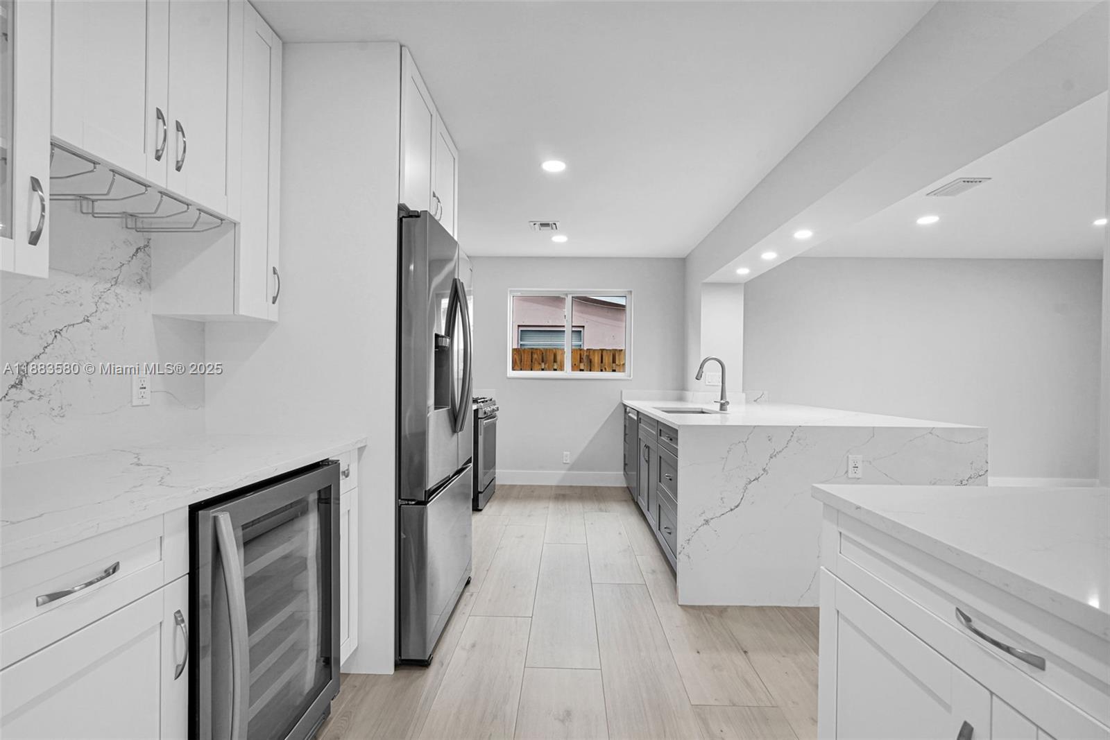 HOLLYWOOD HILLS - Residential