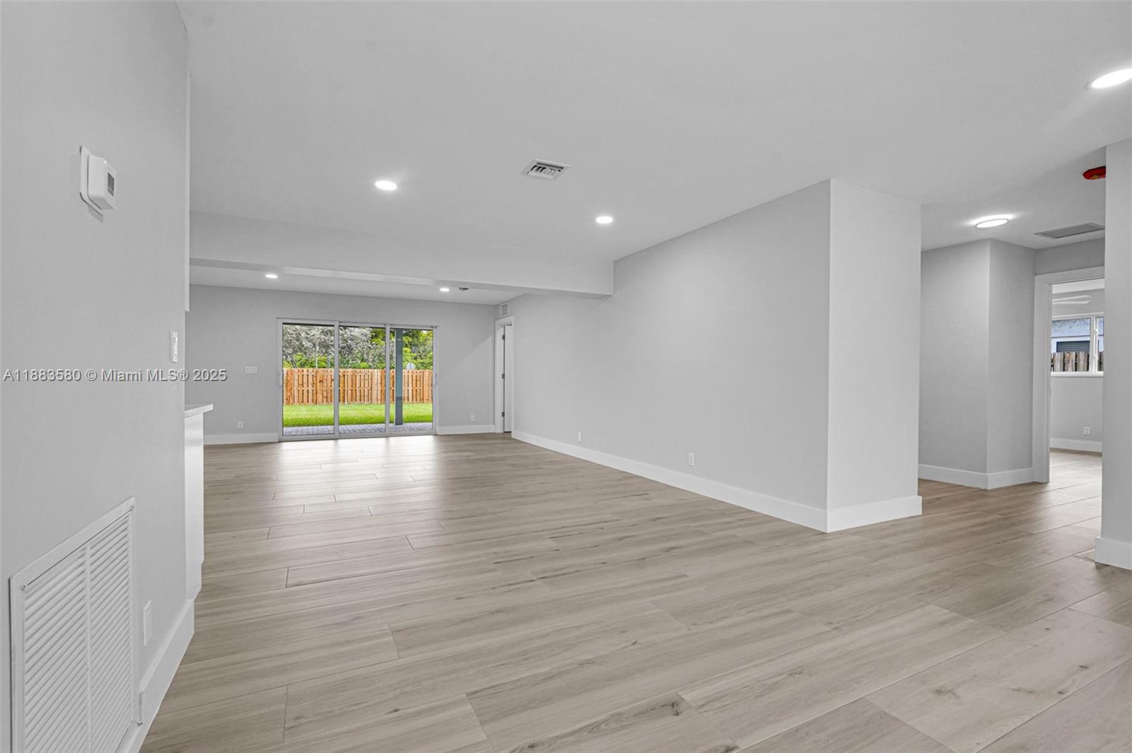 HOLLYWOOD HILLS - Residential
