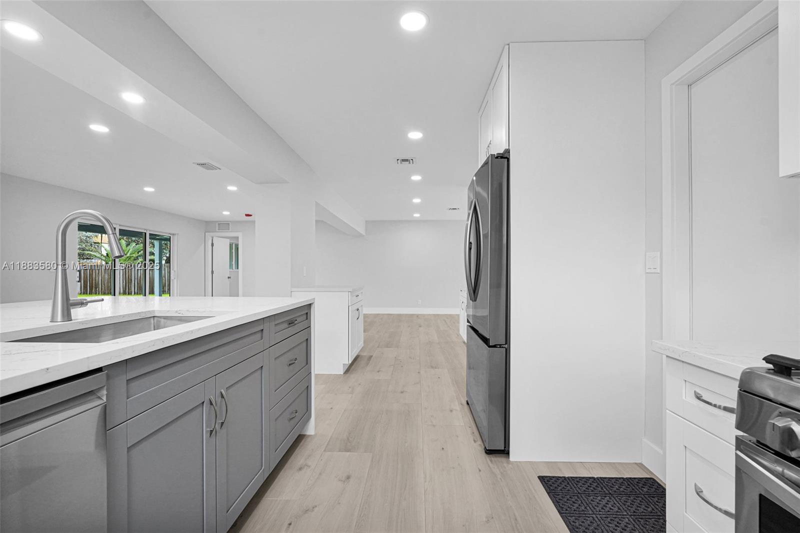 HOLLYWOOD HILLS - Residential