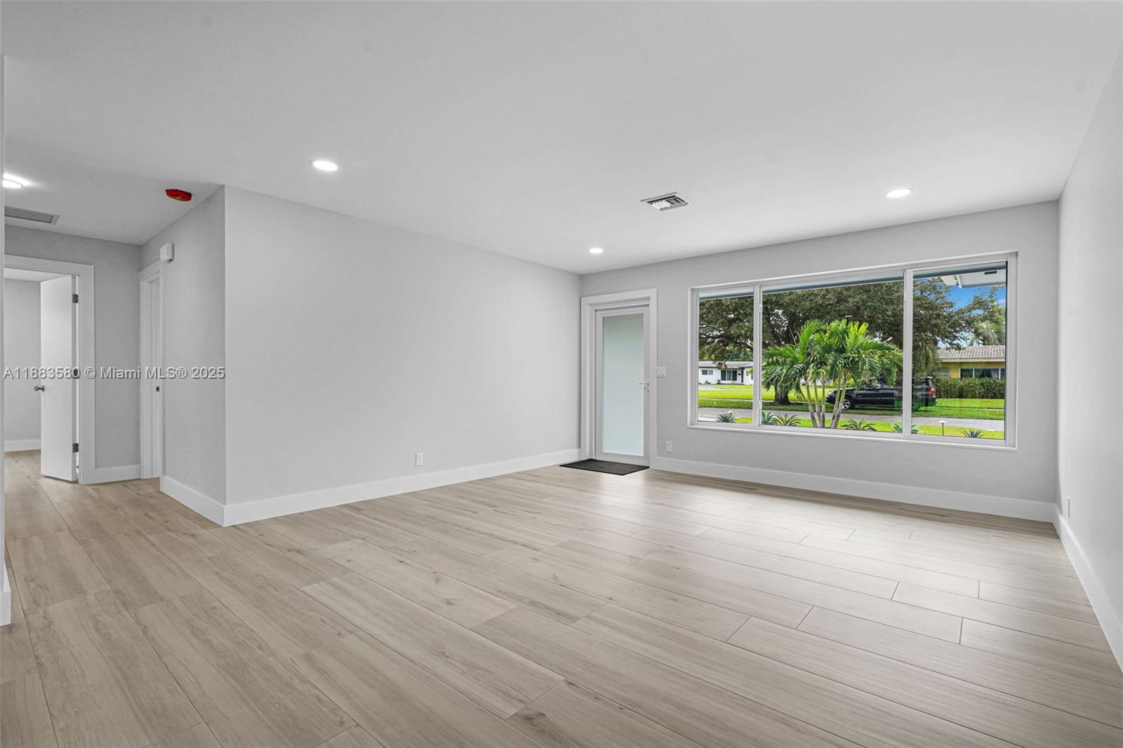 HOLLYWOOD HILLS - Residential