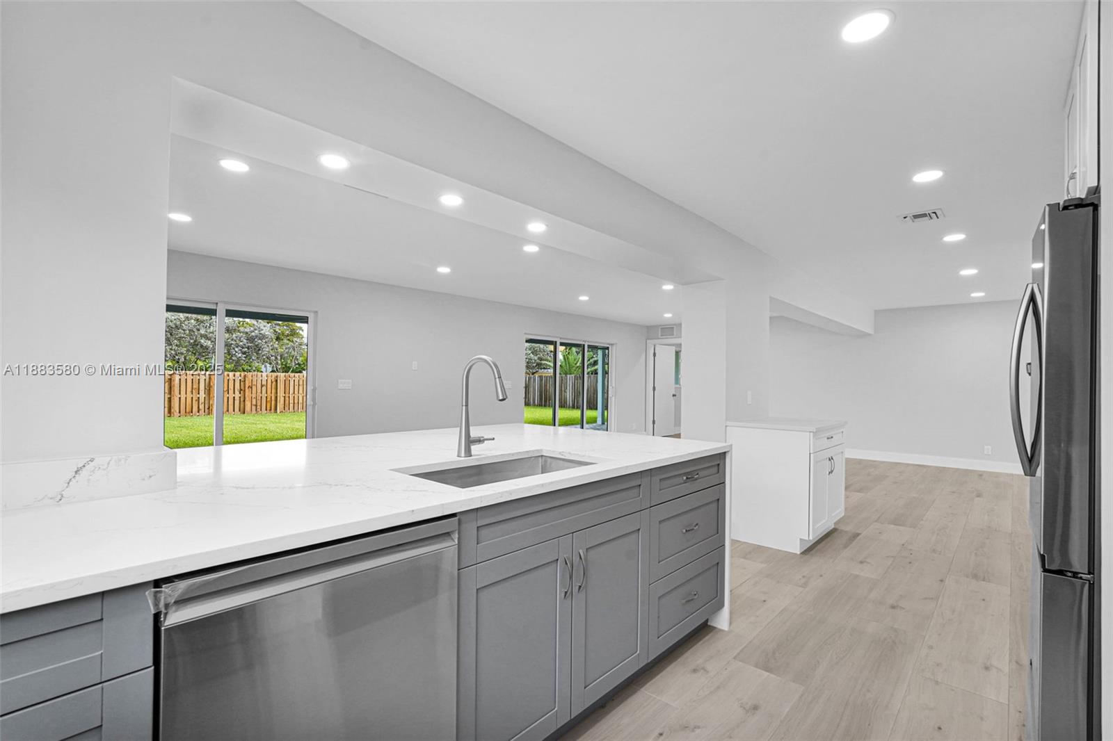 HOLLYWOOD HILLS - Residential