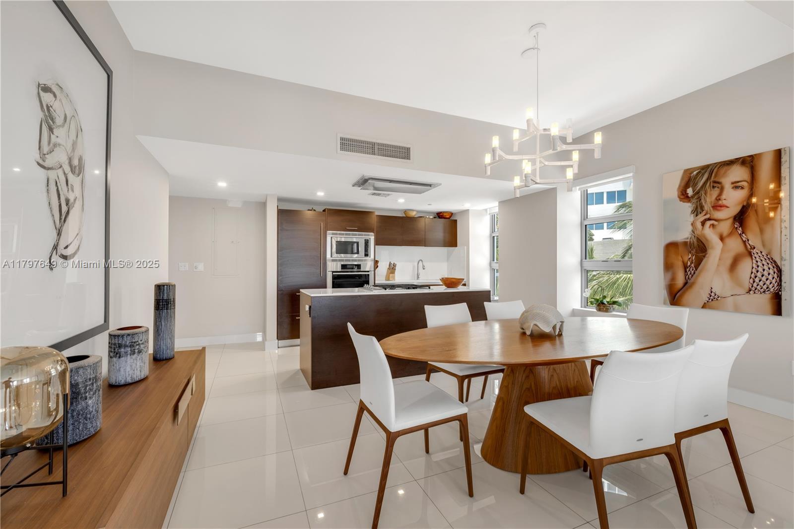 3739 Collins Ave N-302