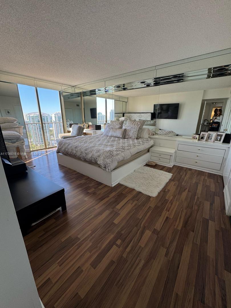 TURNBERRY ISLE SOUTH COND - Residential