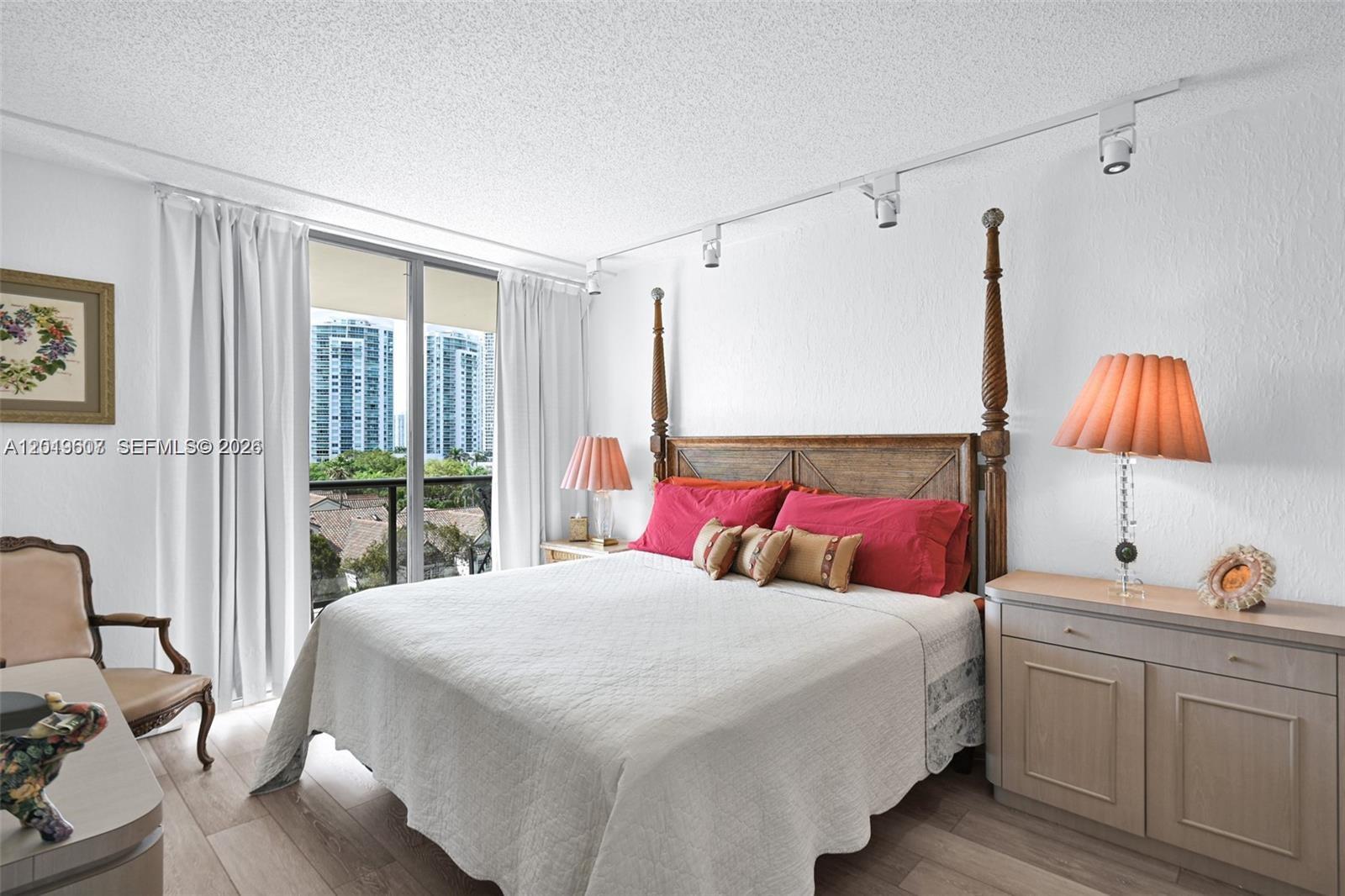 TURNBERRY ISLE SOUTH COND - Residential