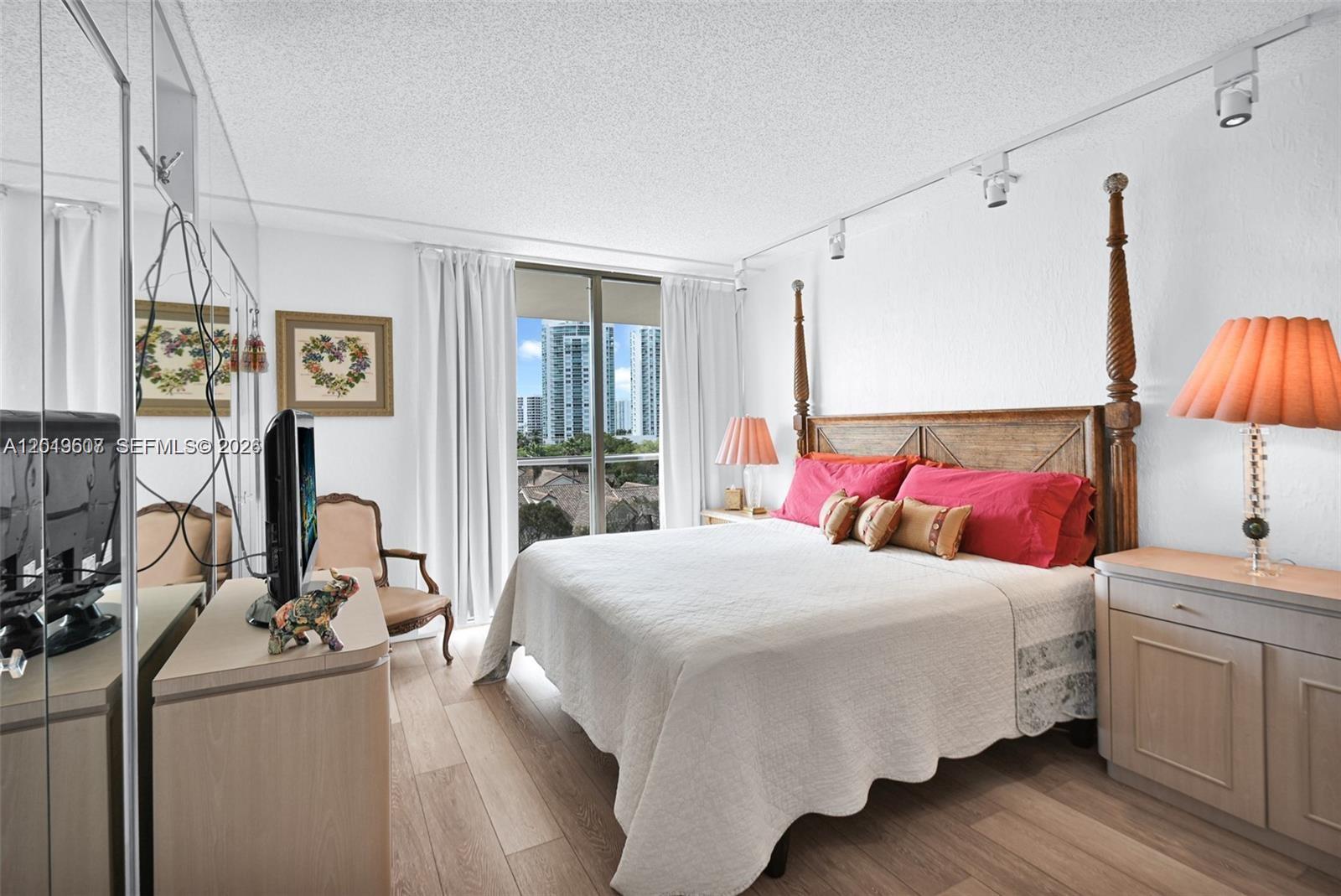 TURNBERRY ISLE SOUTH COND - Residential