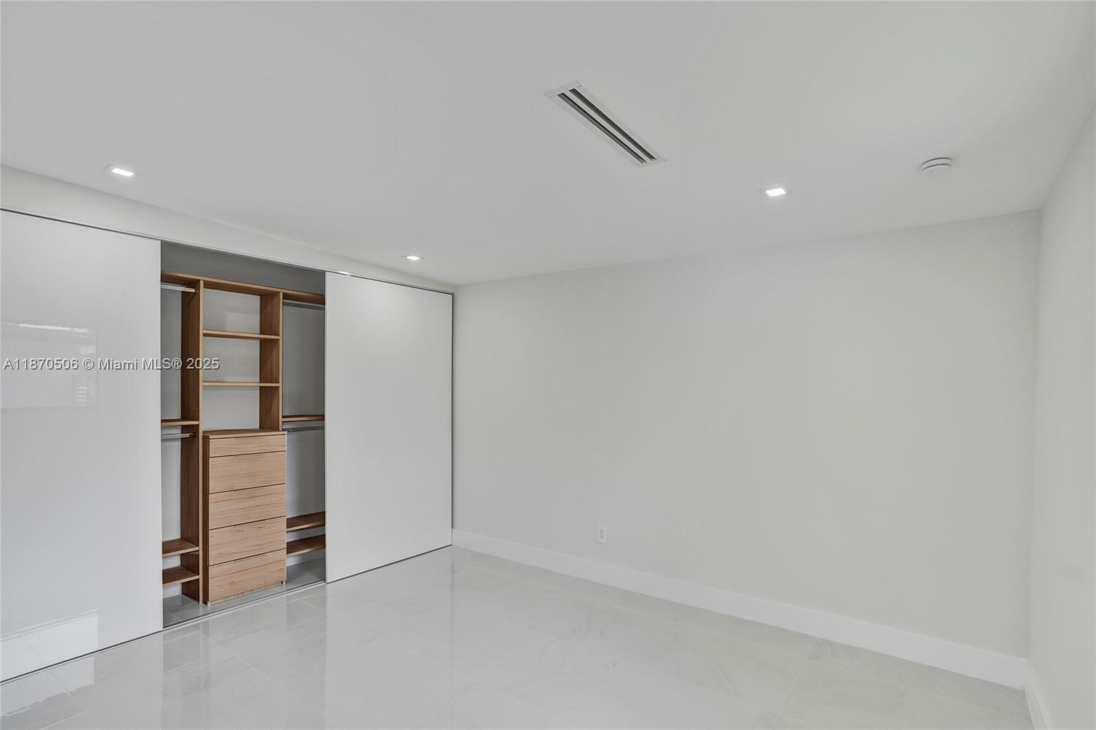 SKY LAKE - Residential Lease