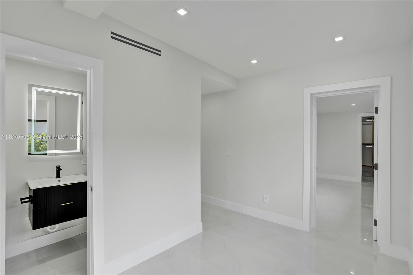 SKY LAKE - Residential Lease