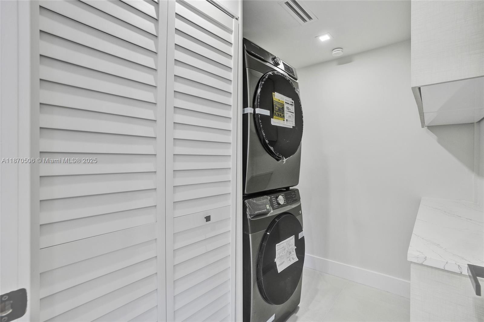 SKY LAKE - Residential Lease