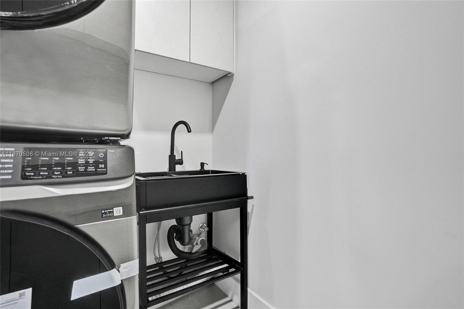 SKY LAKE - Residential Lease