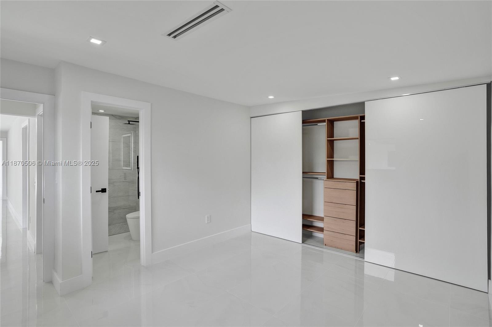 SKY LAKE - Residential Lease