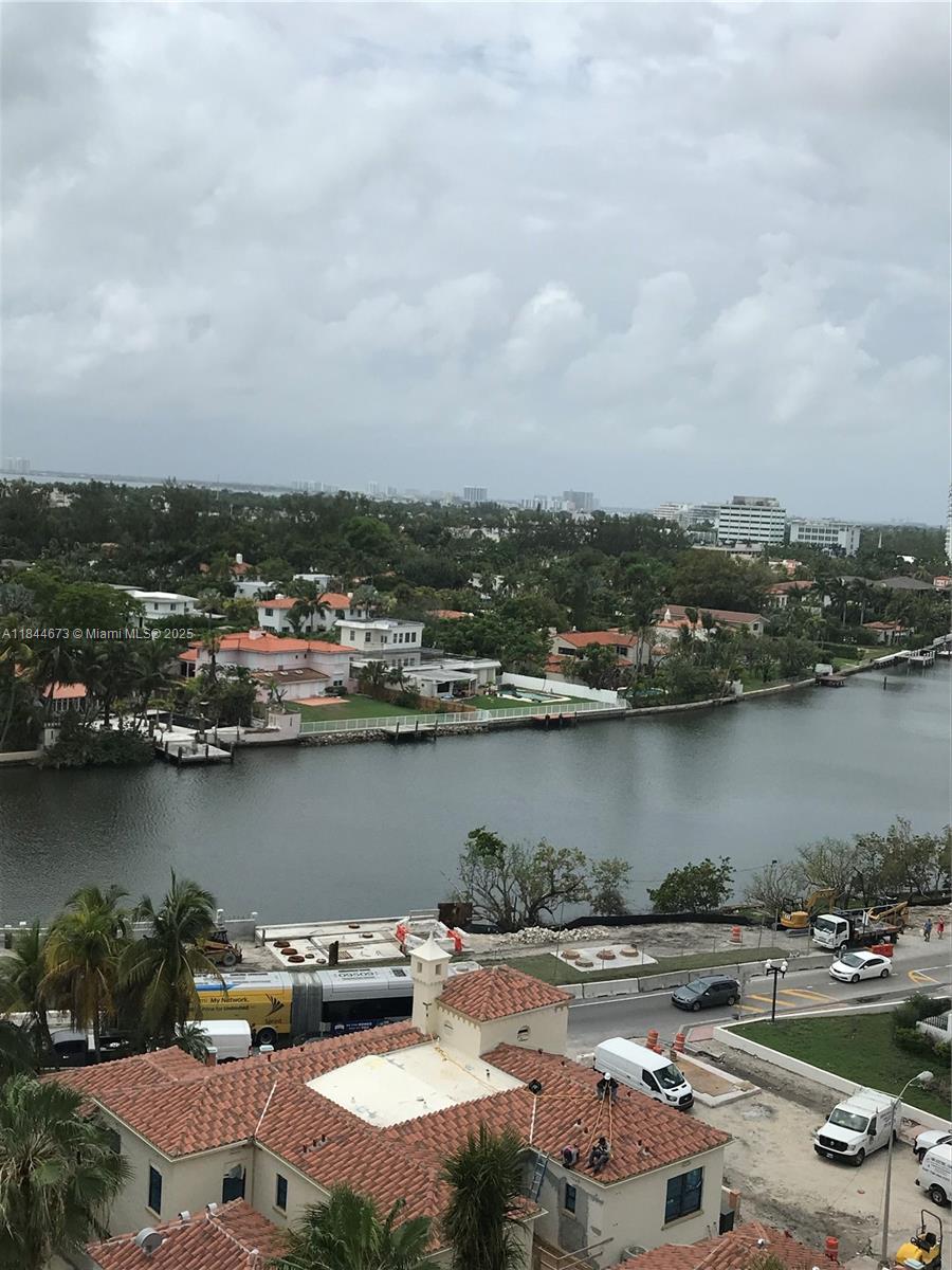 ACROSS THE BEACH , ONE BEDROOM , ONE BATH APT. SECURE QUIET BUILDING .
FAENA DISTRICT , WALK TO SHOPPING , RESTARAUNTS AND NIGHTLIFE. CLOSE TO SOUTH BEACH AND LINCLON ROAD MALL.
ASSIGNED COVERED PARKING AVAILABLE FOR AN EXTRA FEE