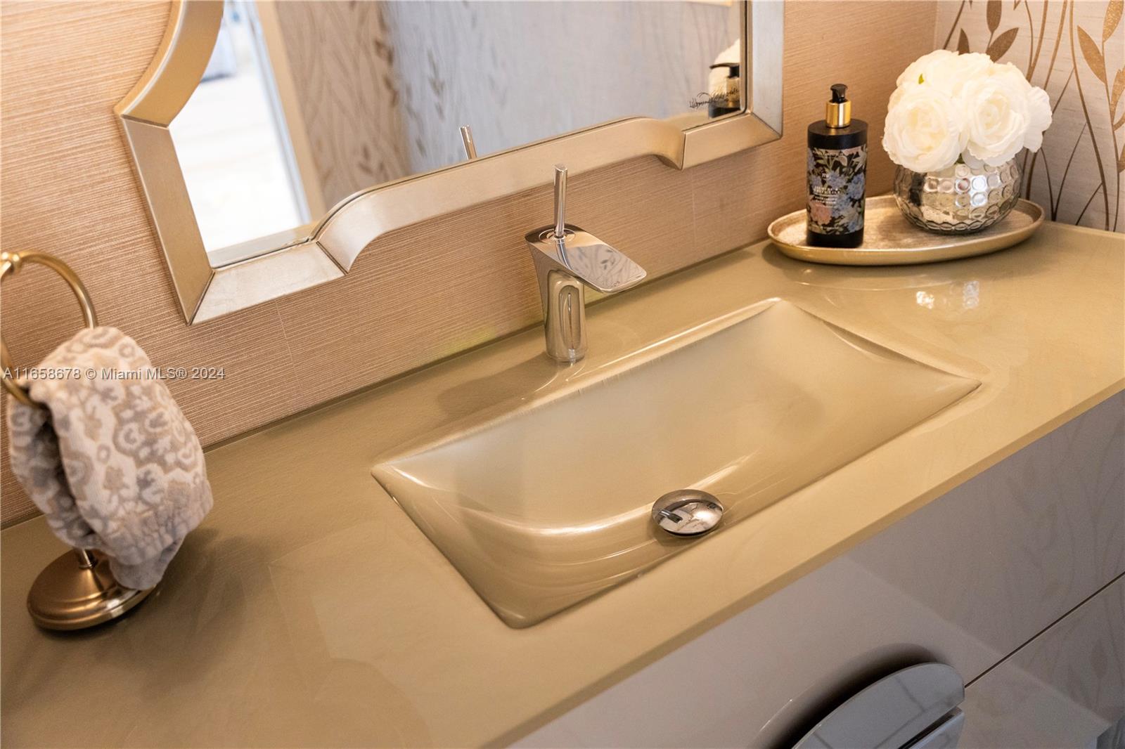 PRIVE CONDO - Residential