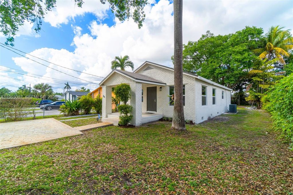 Photo of 30 SW 7th St, Hallandale Beach, FL 33009 (MLS # A11965007)