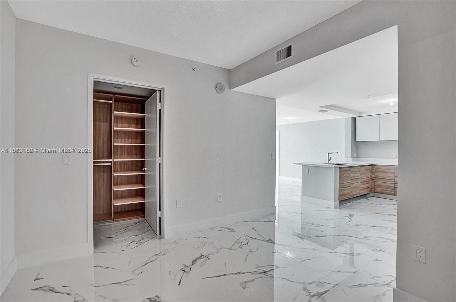 PARQUE TOWERS CONDO - Residential