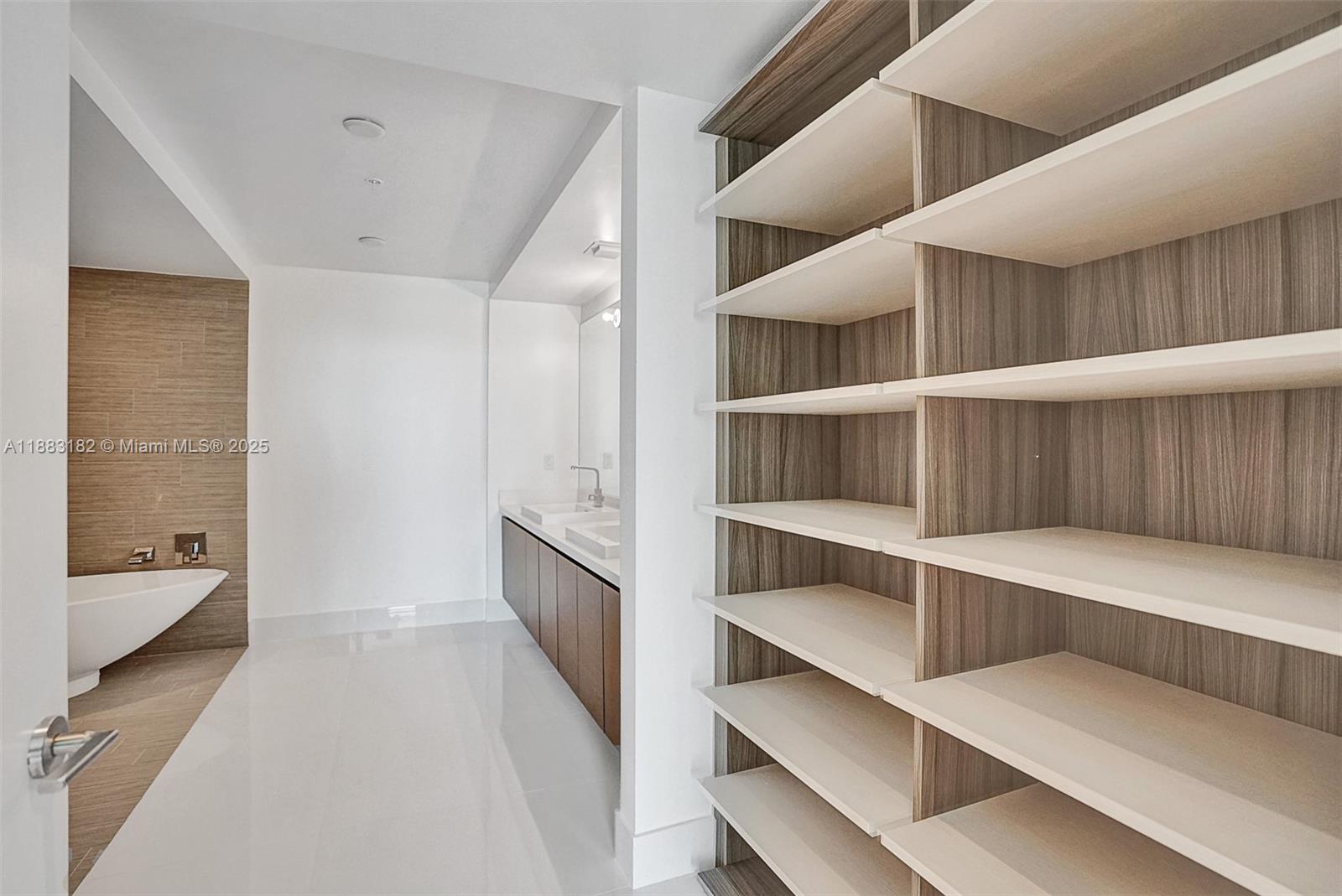 PARQUE TOWERS CONDO - Residential