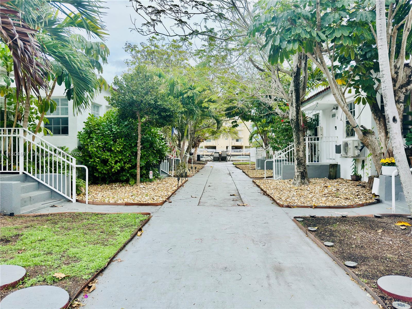 8335 Crespi Blvd 3
