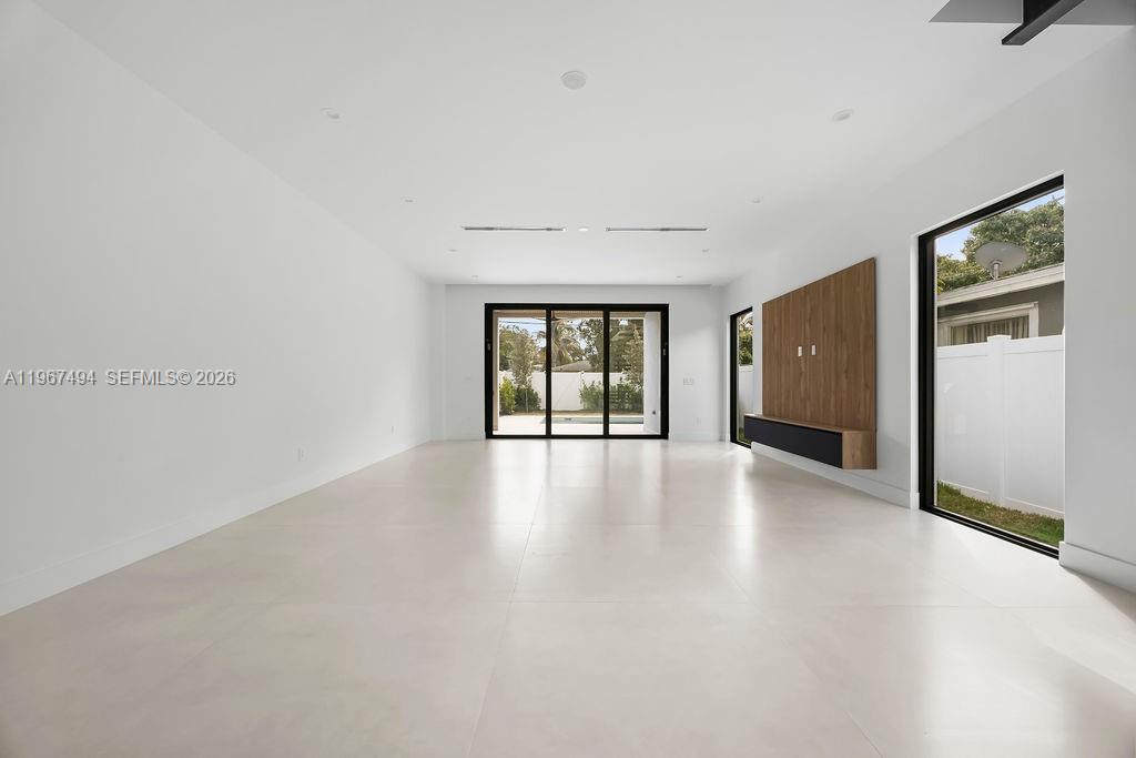 LAUDERDALE PINES - Residential