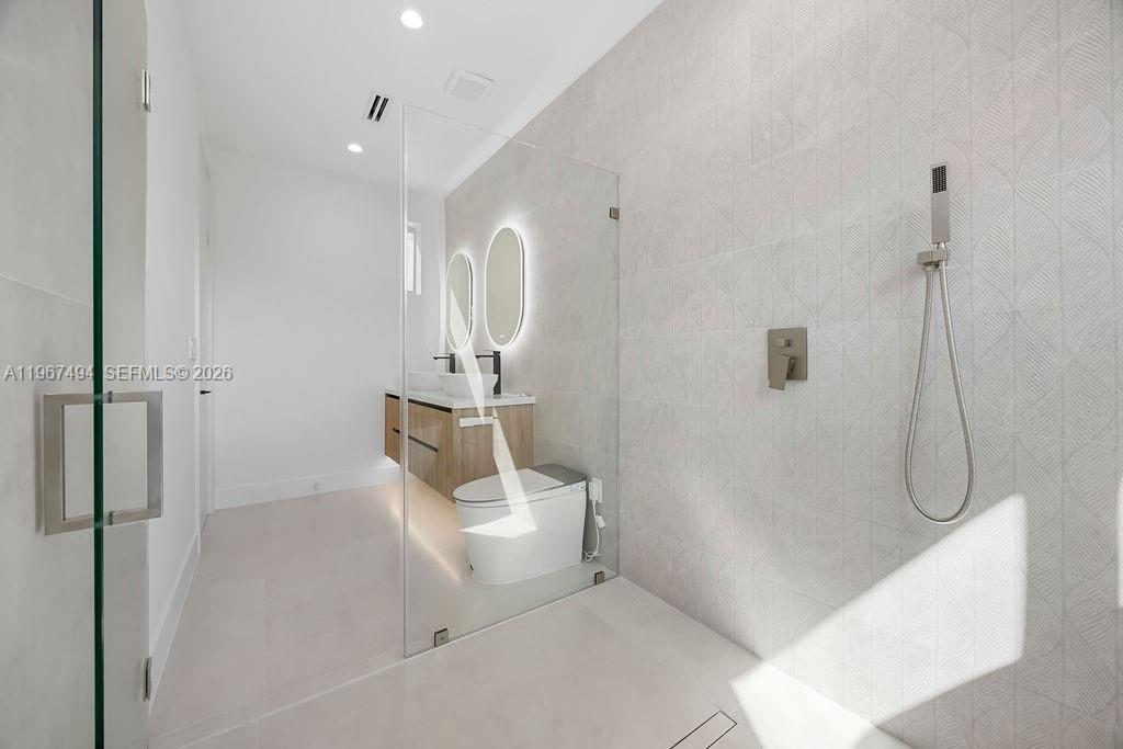 LAUDERDALE PINES - Residential