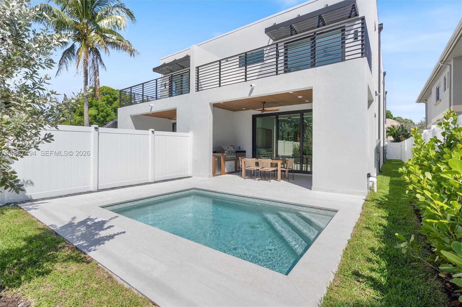 LAUDERDALE PINES - Residential