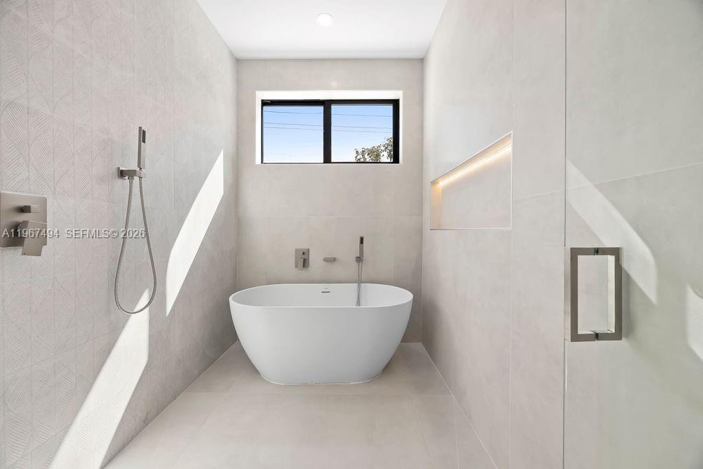 LAUDERDALE PINES - Residential