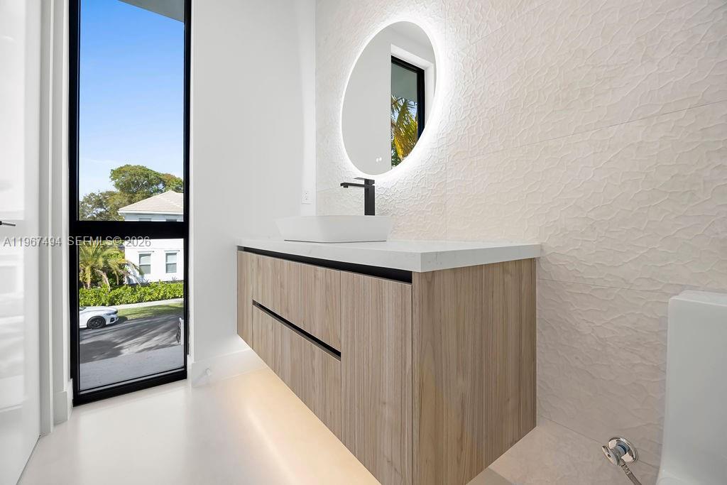 LAUDERDALE PINES - Residential