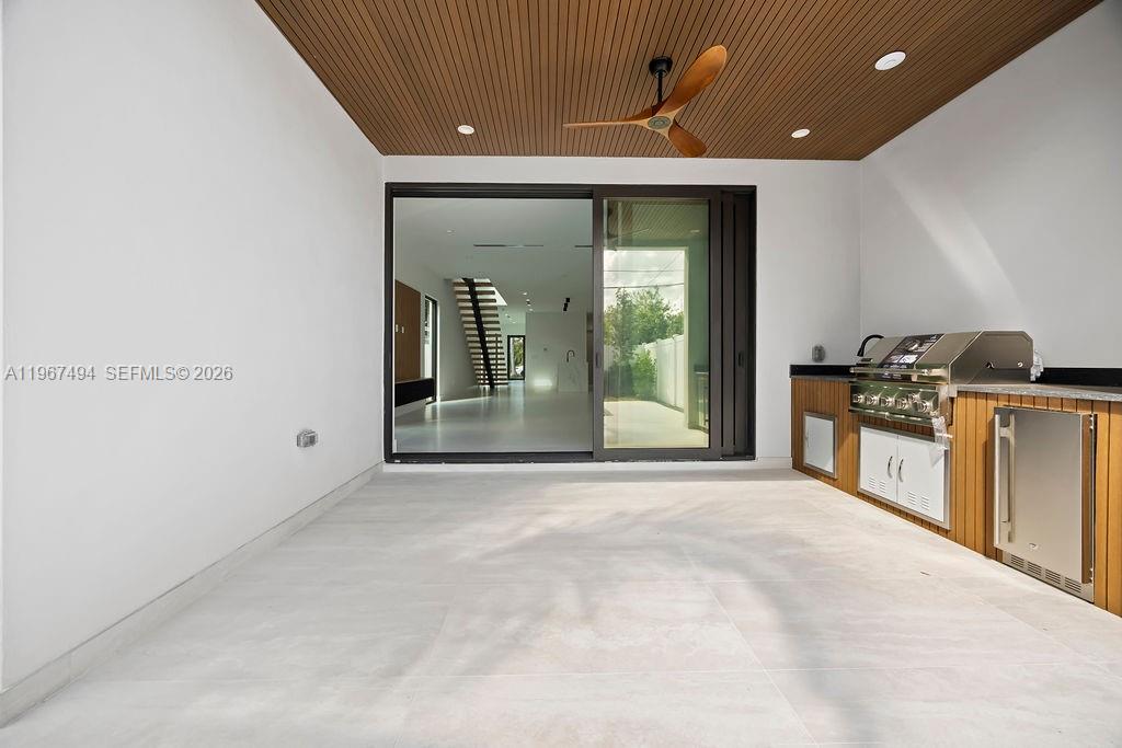 LAUDERDALE PINES - Residential