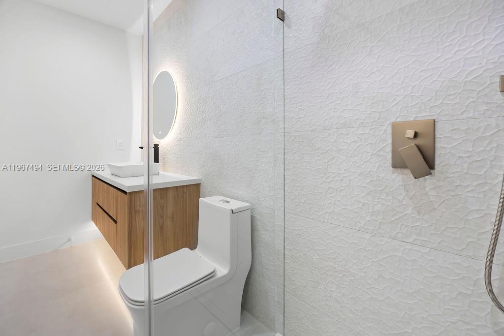 LAUDERDALE PINES - Residential