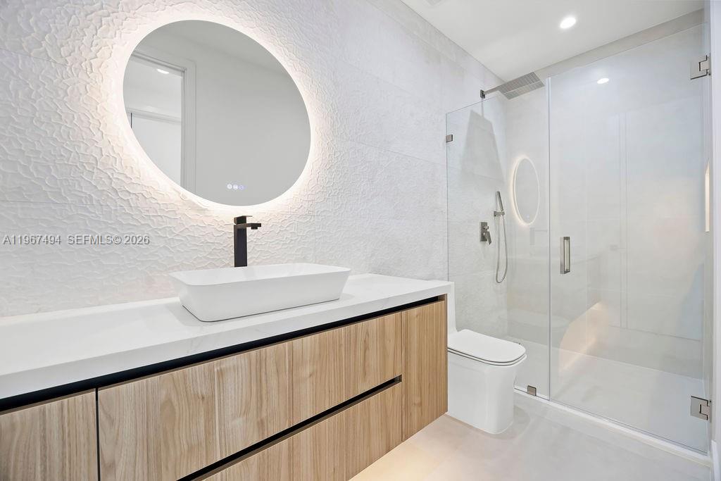 LAUDERDALE PINES - Residential