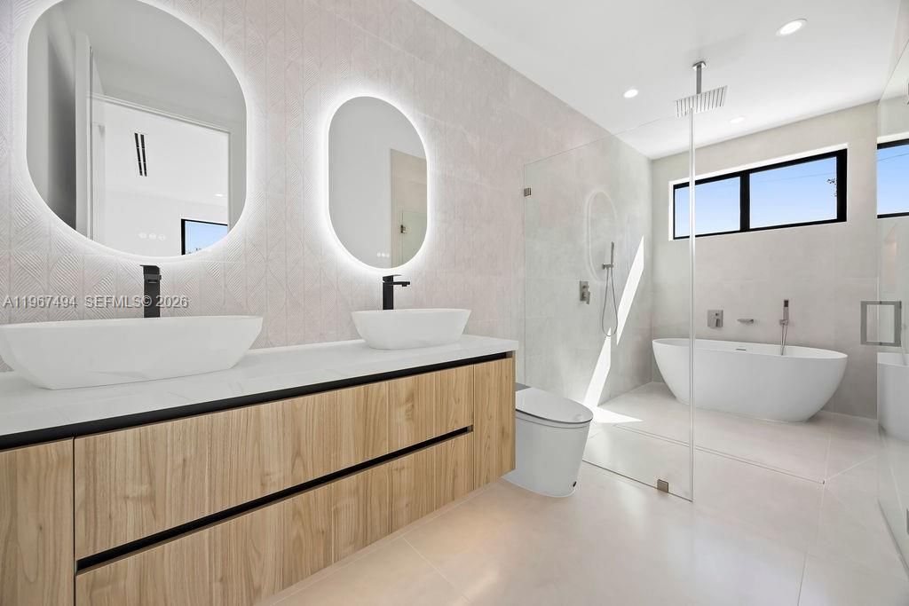 LAUDERDALE PINES - Residential