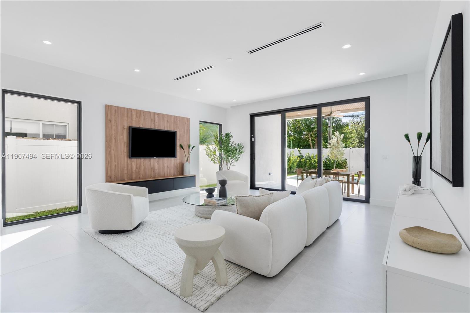 LAUDERDALE PINES - Residential