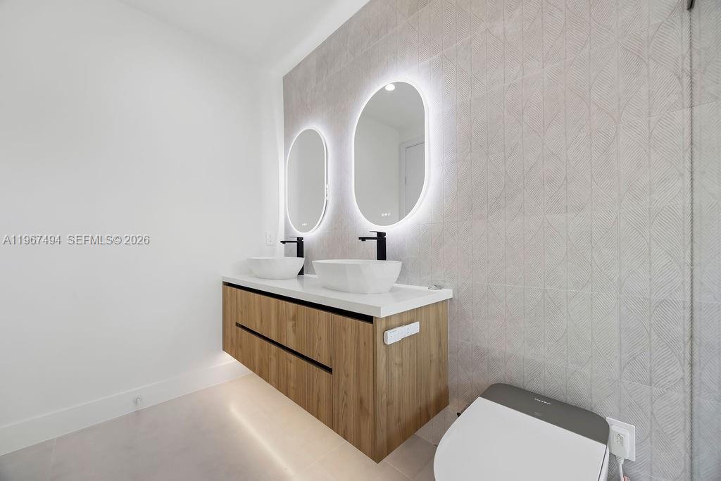 LAUDERDALE PINES - Residential