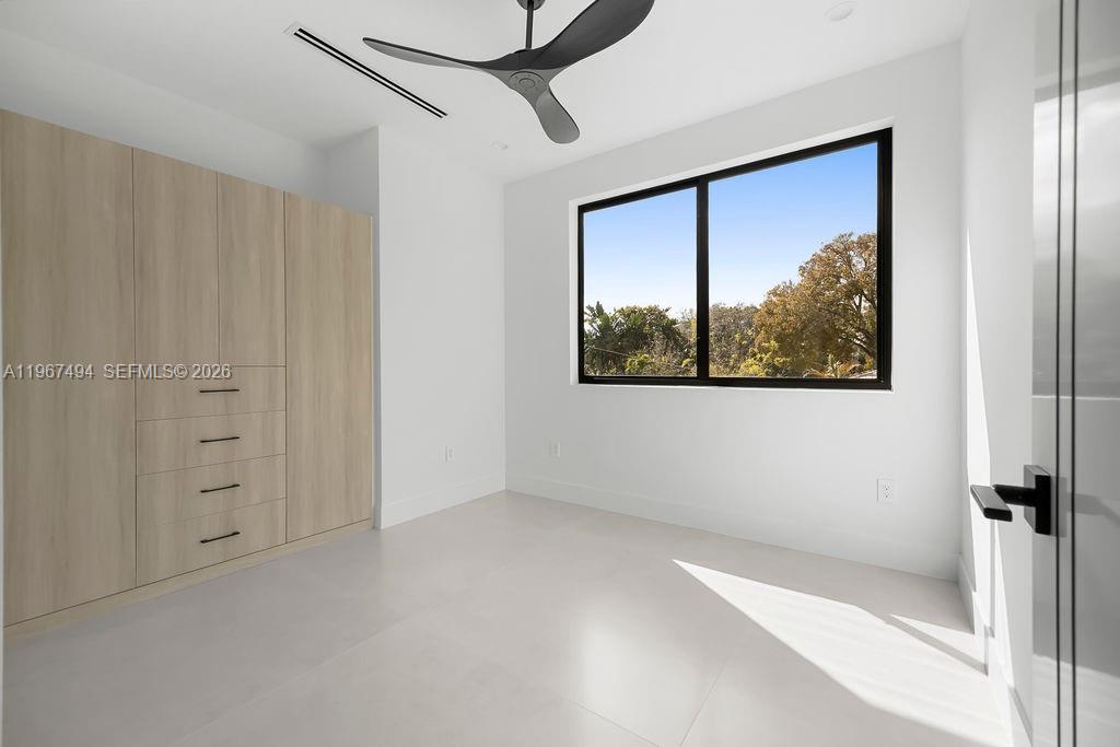 LAUDERDALE PINES - Residential