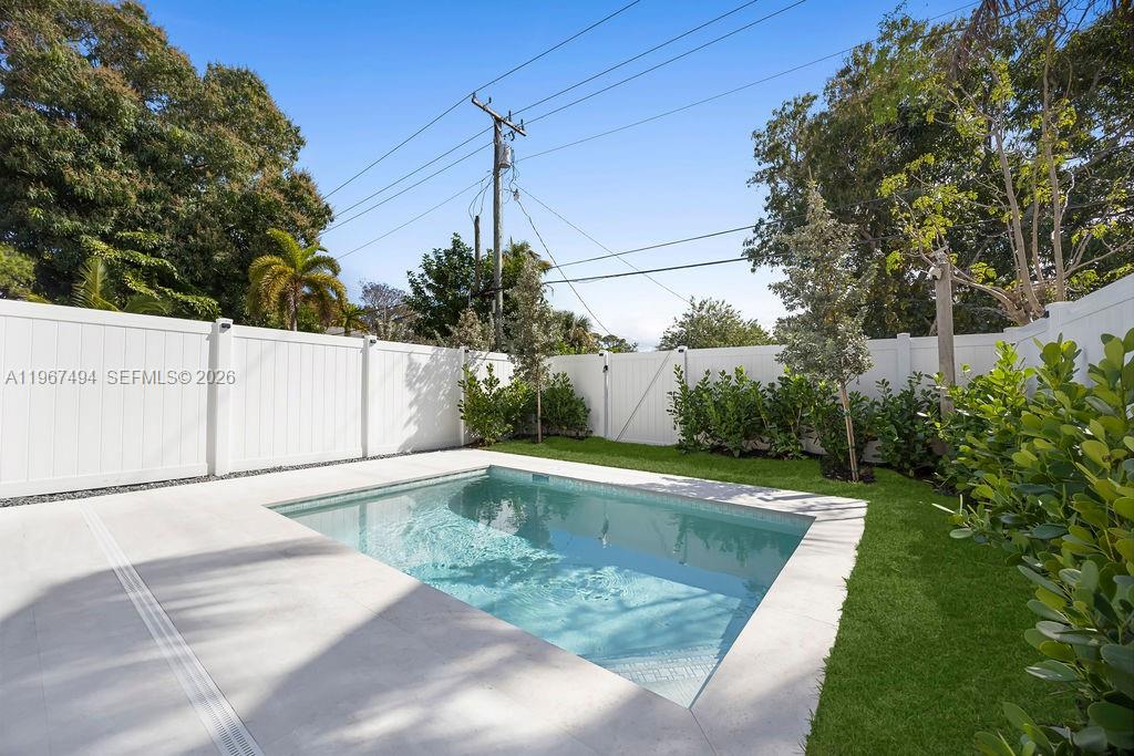 LAUDERDALE PINES - Residential