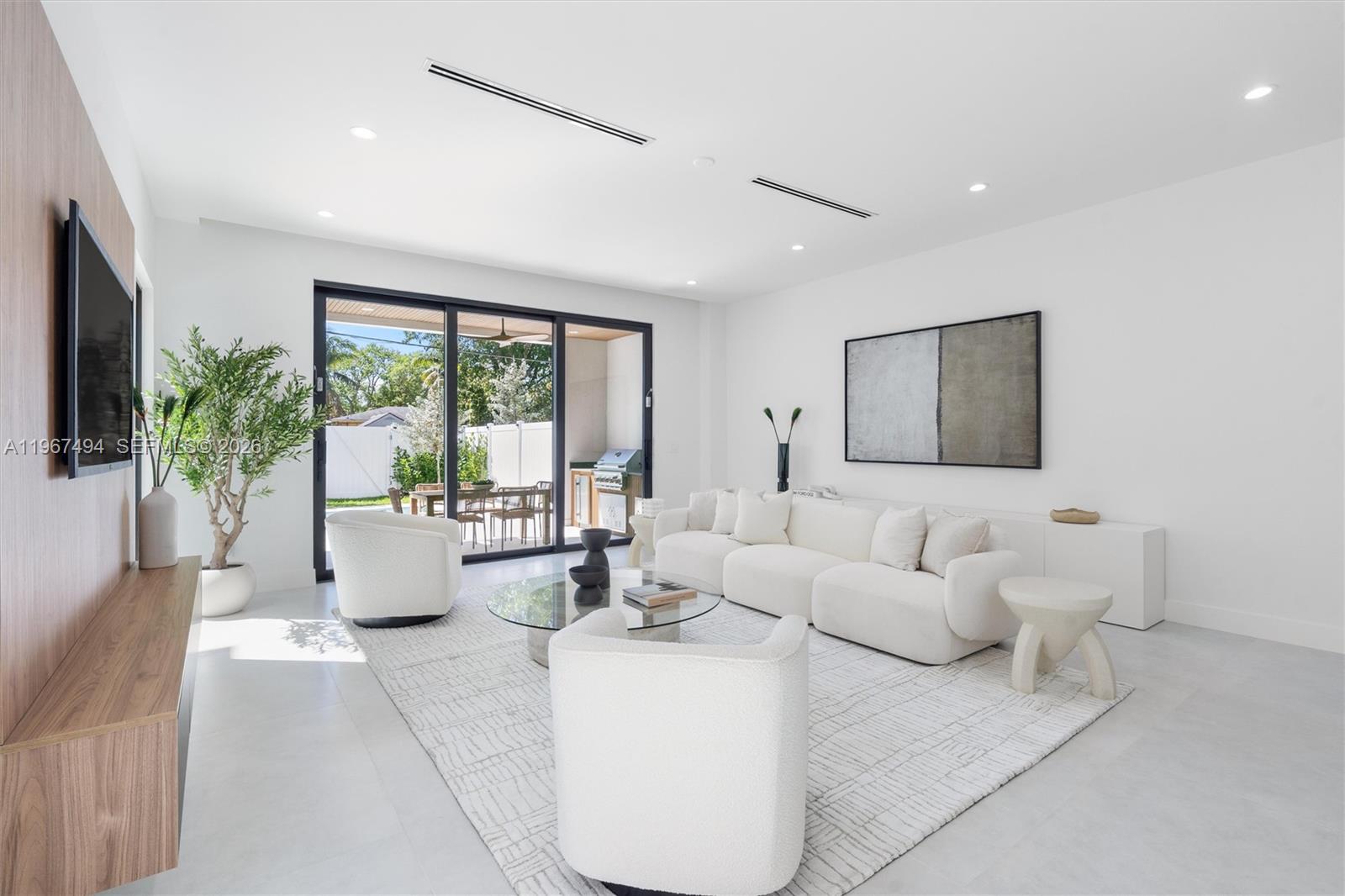 LAUDERDALE PINES - Residential