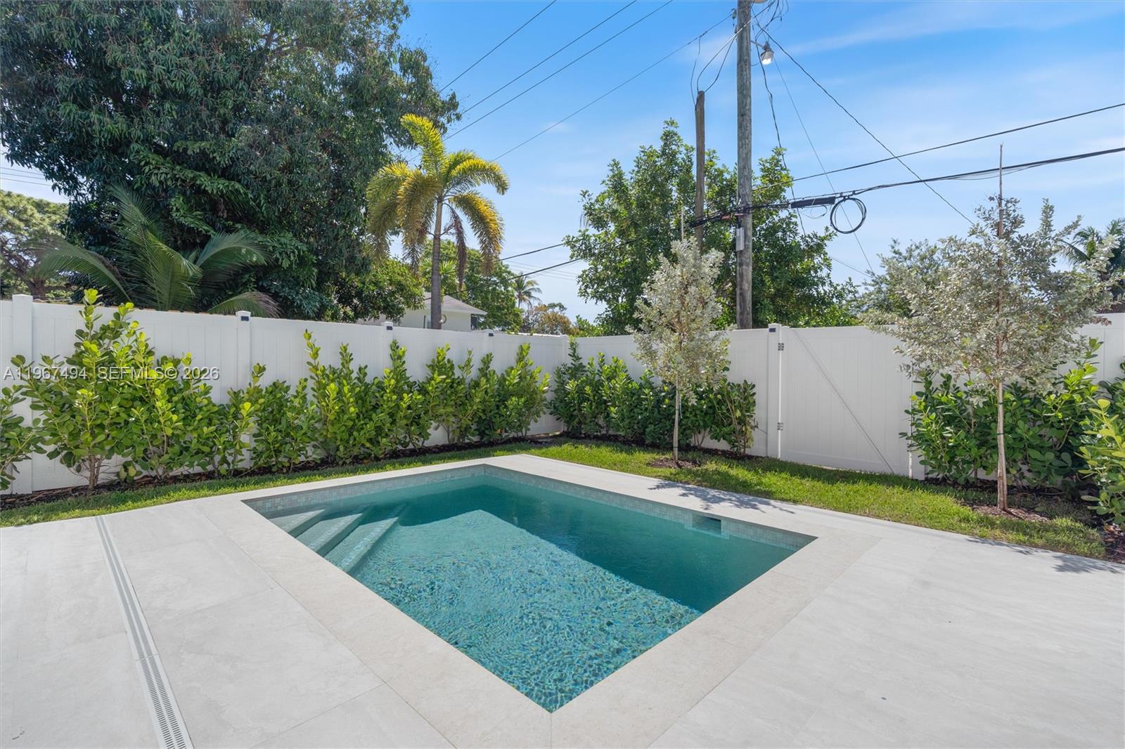 LAUDERDALE PINES - Residential