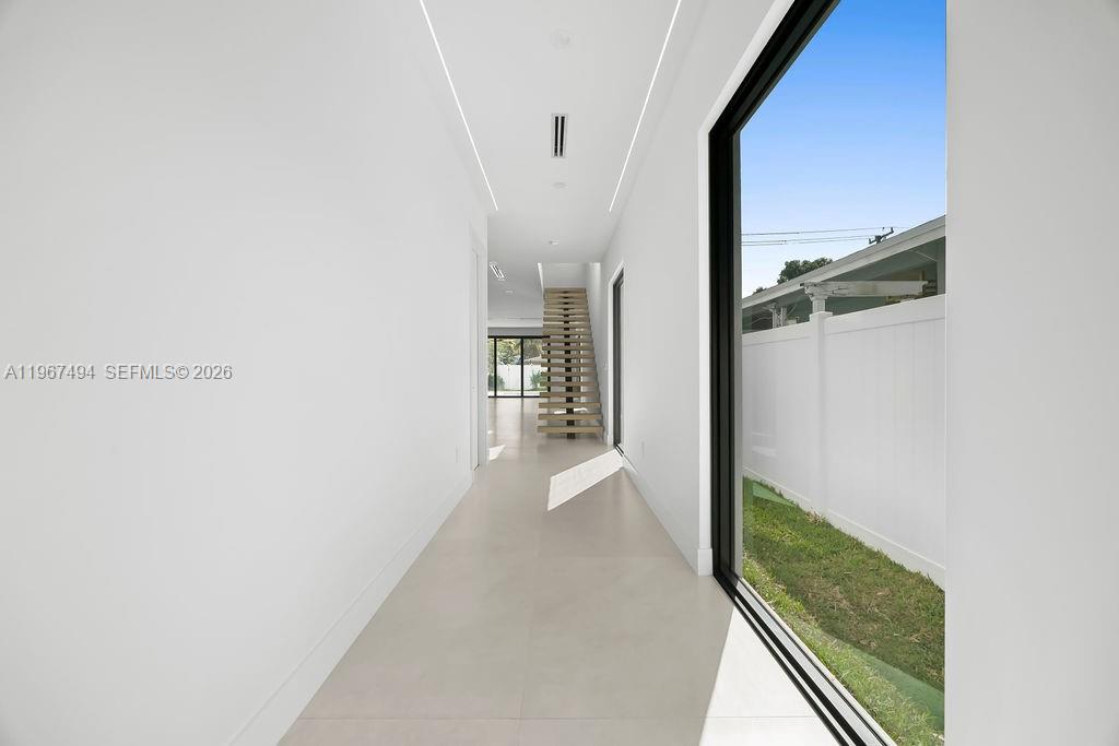 LAUDERDALE PINES - Residential